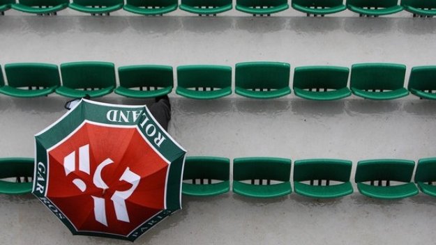 Дъжд прекъсна финала в Париж