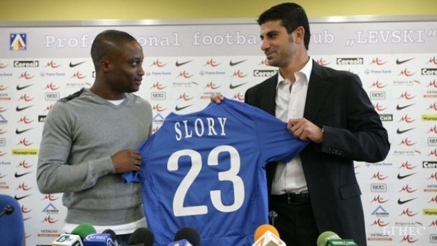 Левски бие шута на холандец, взима африканци