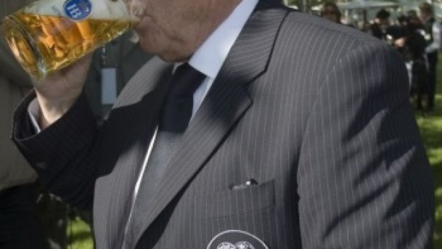 Сеп Блатер: Да спрем пиенето по стадионите