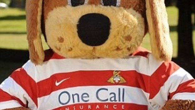 Уволниха и върнаха талисман заради еротични снимки