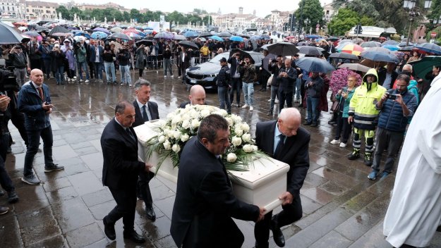 Смело сърце: Хиляди изпратиха в дъжда големия Алекс Занарди