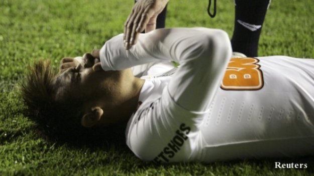 Нокаутираха Неймар с хвърлен предмет + ВИДЕО