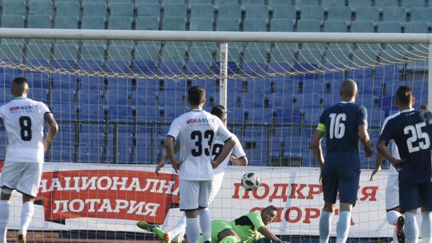 Славия удари слабия Дунав, Гошо Петков спаси дузпа