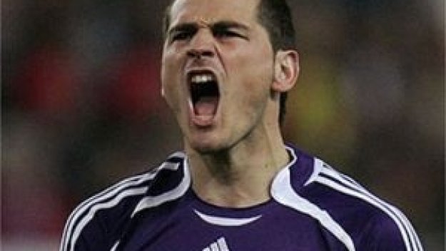 Свети Икер спаси Реал от погром на Бернабеу