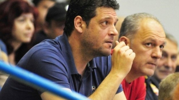 Гибона отново подсмърча и се оправдава след погрома от Сърбия