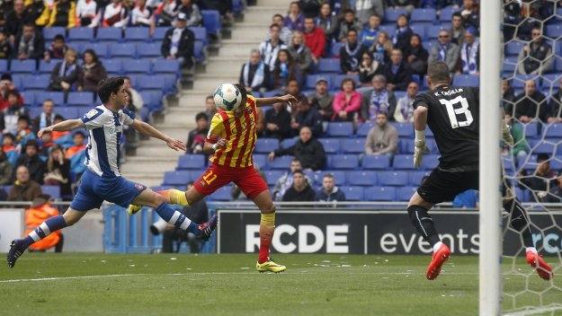 Неймар играе с ръка преди дузпата