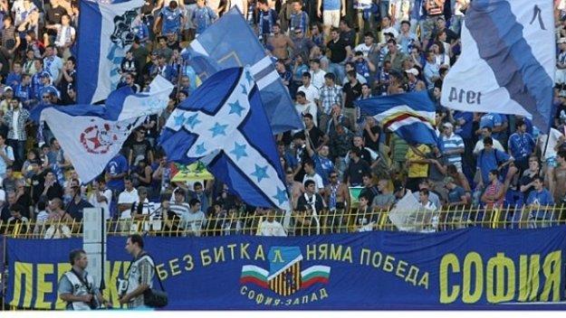 Погват по домовете фенове на Левски