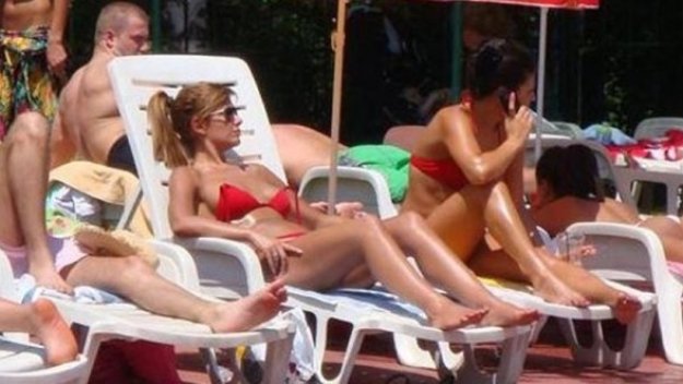 Бившата на Коко Динев събира тен сама на столичен басейн