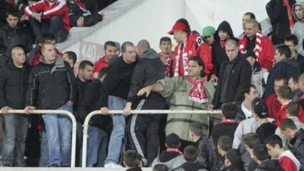 Армейски фенове се бият с полицаи заради &quot;боклукчиите&quot;