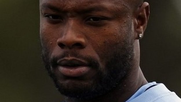 Реднап дава капитанската лента на Галас в официалния му дебют