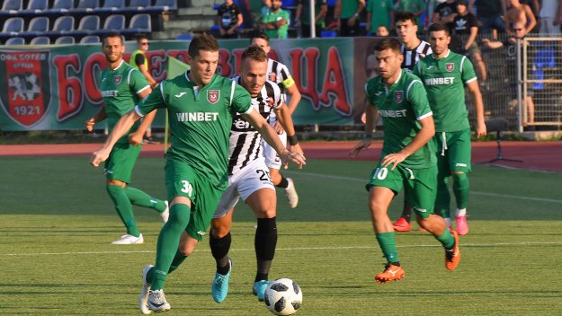 Врачанският Ботев и "смърфовете" със сефте в скучен мач
