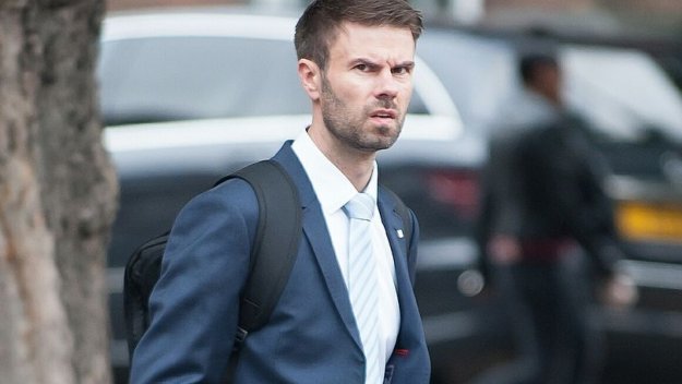 Деца спипаха физиотерапевта на Хъдърсфийлд да прави секс в съблекалнята