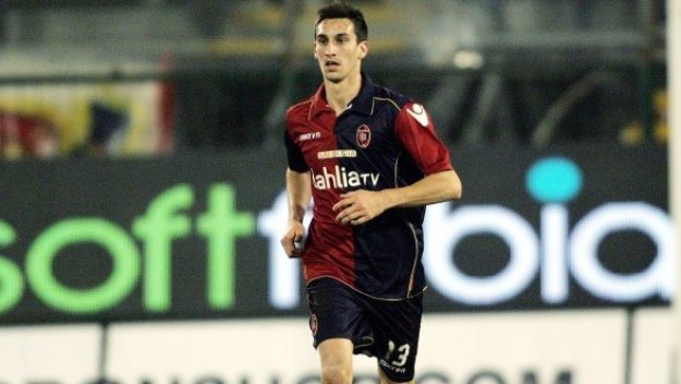 Защитник на Каляри може да замени Мексес