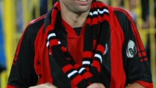 В Локо София бият дузпата на Караджинов