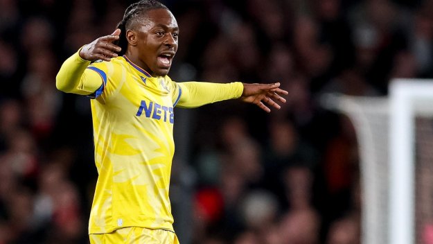 Шпорите с офанзива за Езе, Палас му търси заместник