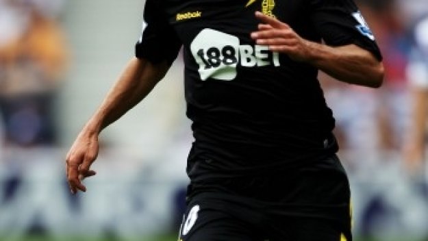 Норич шокира Болтън на &quot;Рийбок&quot;, Марто с гол от дузпа