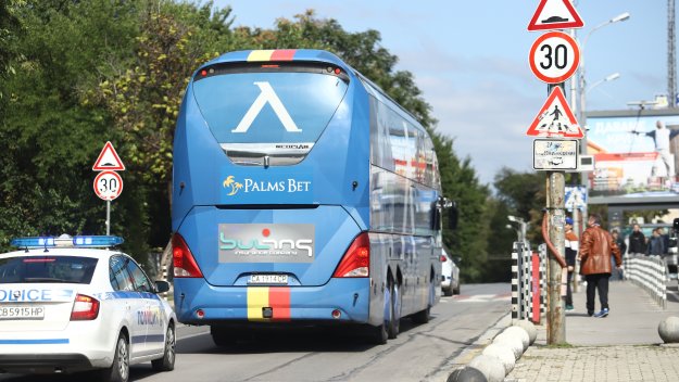 Левски продава стария си автобус на друг клуб