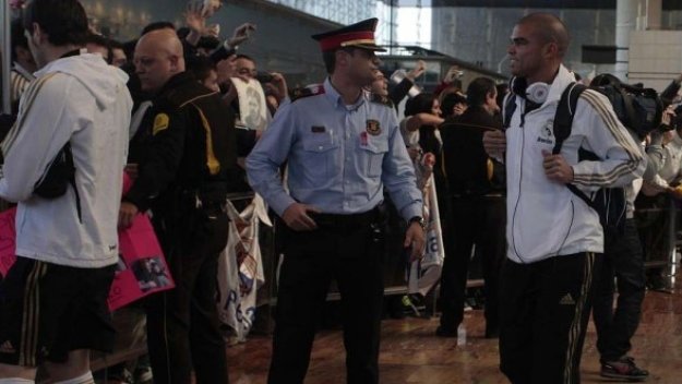 Аплодират Пепе на летището в Барселона