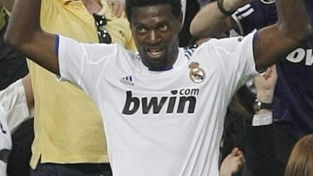 Адебайор вече е с 10 гола срещу Шпорите