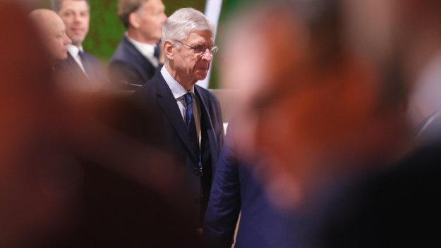 Венгер не спира да се подмазва на шефа на ФИФА