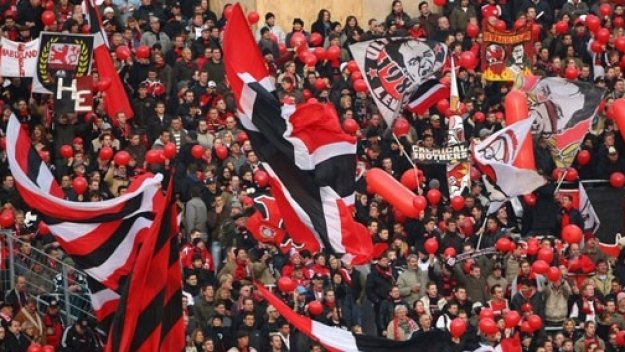 Байер прибра феновете си със самолет