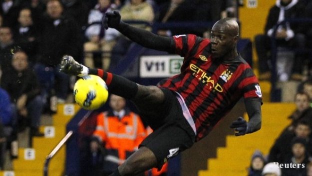 Балотели се пробва в дартса, но се оказа пълна трагедия