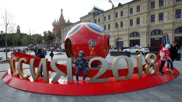 Дни преди Мондиал 2018: Оставка заради корупция разклати ФИФА