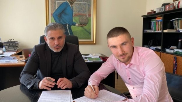Нападател на Левски напусна лагера на отбора в Турция