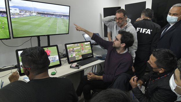 Футболът се нуждае от... VAR за VAR