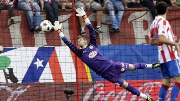 Вдигат 3 пъти заплатата на Де Хеа