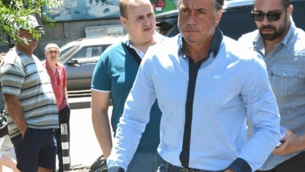 Левски бута и Сектор "Б"