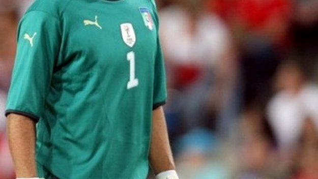 Буфон играе мач №100 за Италия