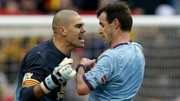 Наказаха Виктор Валдес за 4 мача