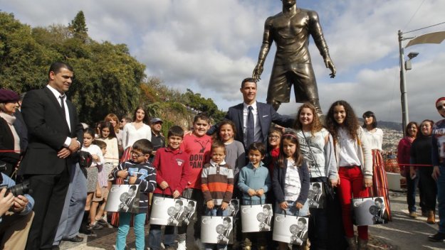 Кристиано се сдоби със своя статуя