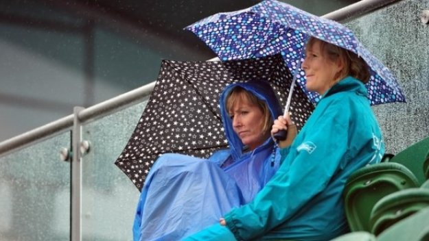 Дъжд бави мача на Пиронкова