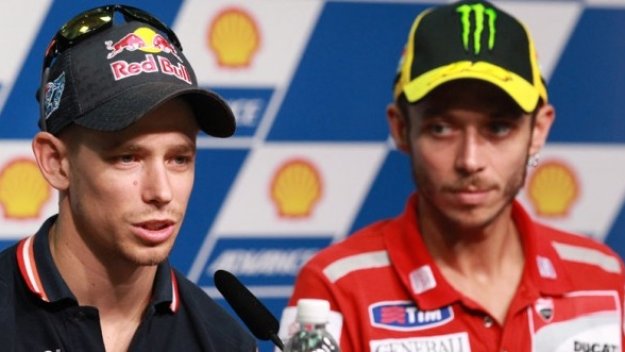 Кейси Стонър скочи на Валентино Роси