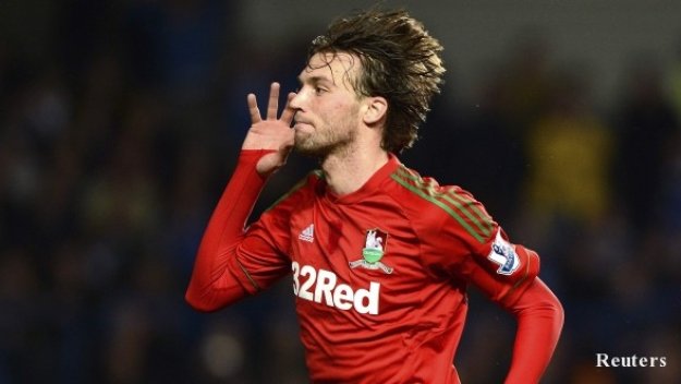 Мичу преподписа с Лебедите