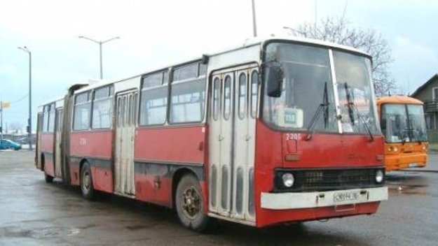 Три автобуса и два тролея помлени от фенове снощи