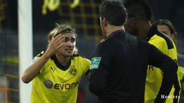 Реферите в Бундеслигата не пестят дузпи и червени картони
