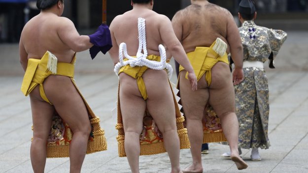 Йокодзуна Какурю тръшна нашия Аоияма