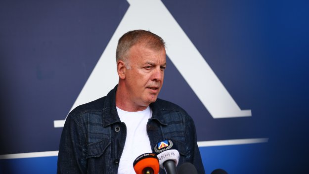 Левски уволнява ли Живко Миланов? Наско Сираков взе решение