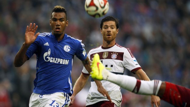 Шалке се докопа до равен с Байерн след скандален гол