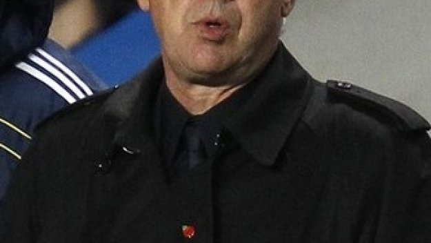 Челси взима по спешност Давид Луис