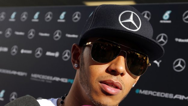 Хамилтън разкритикува двойните точки на финалното състезание