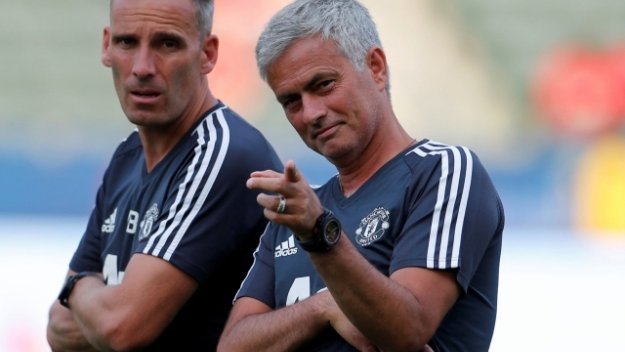 Моуриньо отсече: Твърде съм опитен, за да летя в облаците