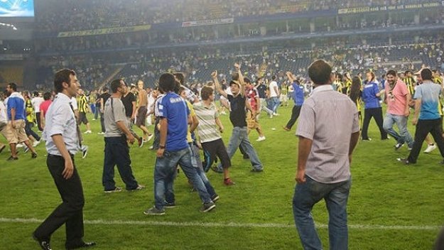 Прекратиха контролата Шахтьор Донецк - Фенербахче заради феновете