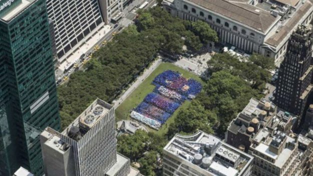 Уникално: 3300 души направиха най-голямата "фланелка" на Барса в историята + ВИДЕО