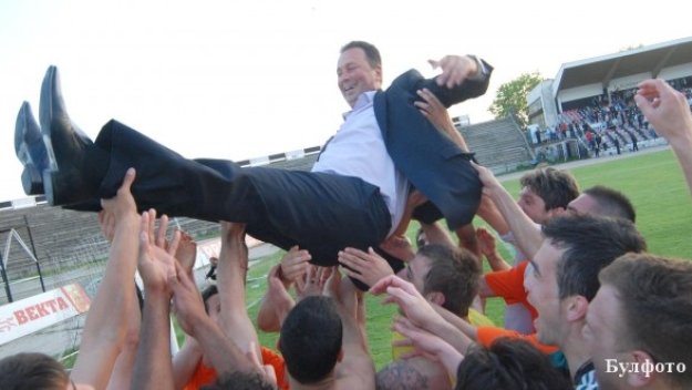 Светкавица навива Ангел Червенков за треньор