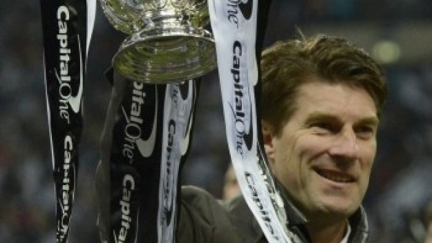 Лаудруп ще остане при Лебедите