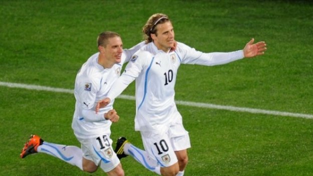Форлан смълча вувузелите с 2 гола